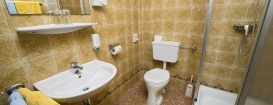 Bad im Doppelzimmer Hotel Mori