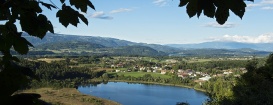 idyllischer Kleinsee mit hauseigenem Badebereich direkt beim Hotel Mori