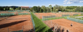 Aussenanlage mit 15 Tennis-Freiplätzen